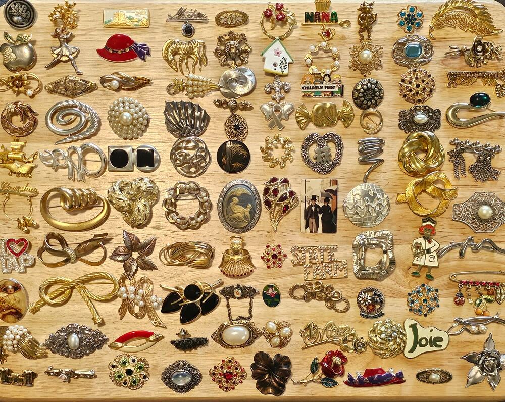 100 Piece Brooch Lot Vintage & Modern for Resellers Collectors Flea Markets